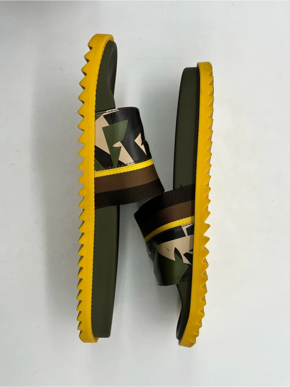 FENDI Yellow Green Camo Leather Men’s Size 11 flip flops Fashion Sandals Shoes